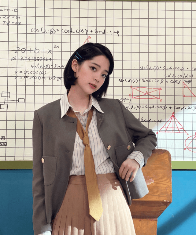 欧阳娜|欧阳娜拍摄学院风写真，JK制服青春洋溢，短发造型清爽灵气