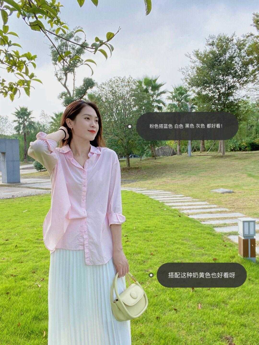 风衣|入秋以后怎么穿？衬衫搭配白色百褶裙简约时髦，干练又不失优雅