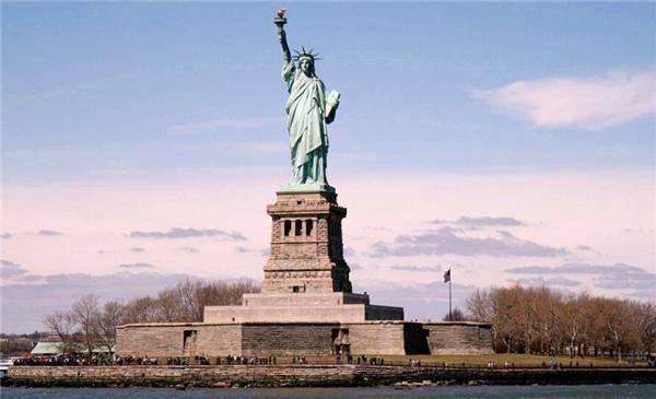 美国“最尴尬”雕像，因女游客不雅行为，“重要部位”被摸掉漆