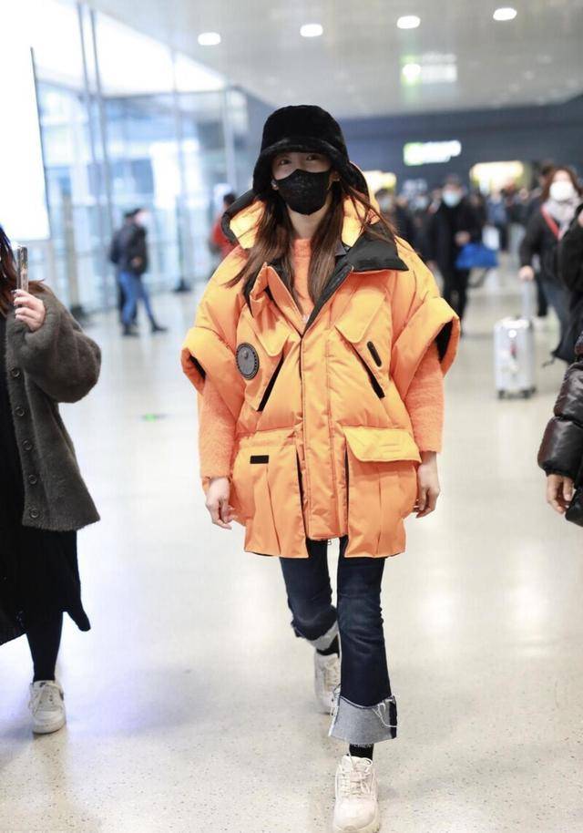 设计|张雨绮真的太爱“出风头”，抢眼的橘色羽绒服保暖高调，美得出众