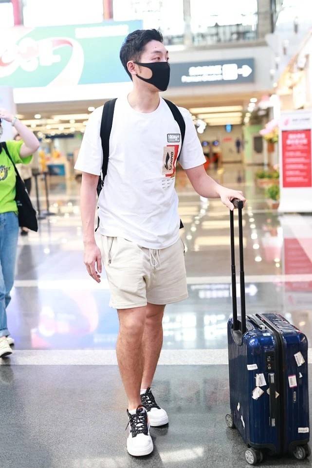 许昕机场秀变身潮男运动短裤白t简洁大气造型真显气质