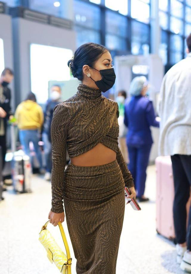 身材|吉克隽逸这么穿不难受吗？衣服勒得这么紧，感觉一直在绷着
