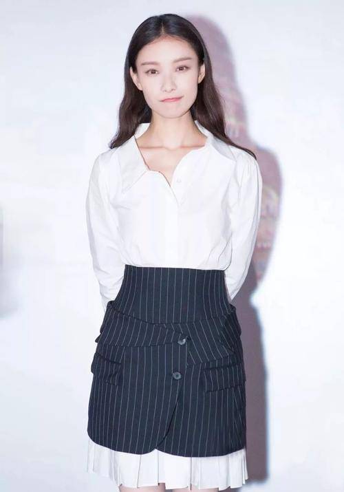 层次感|陈妍希成功躲开中年发胖，叠穿连衣裙腿真细，又是羡慕陈晓的1天