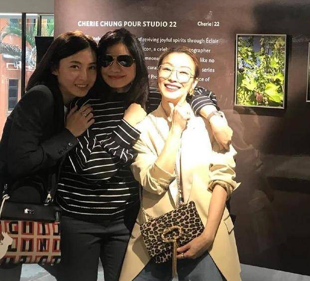 短裙|61岁钟楚红晒近照！穿一身大牌尽显总裁范，同框小12岁黎姿也不输