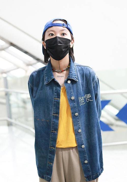 中性|不愧是王菲的女儿，窦靖童出门都不化妆的，穿的衣服真的“随便”