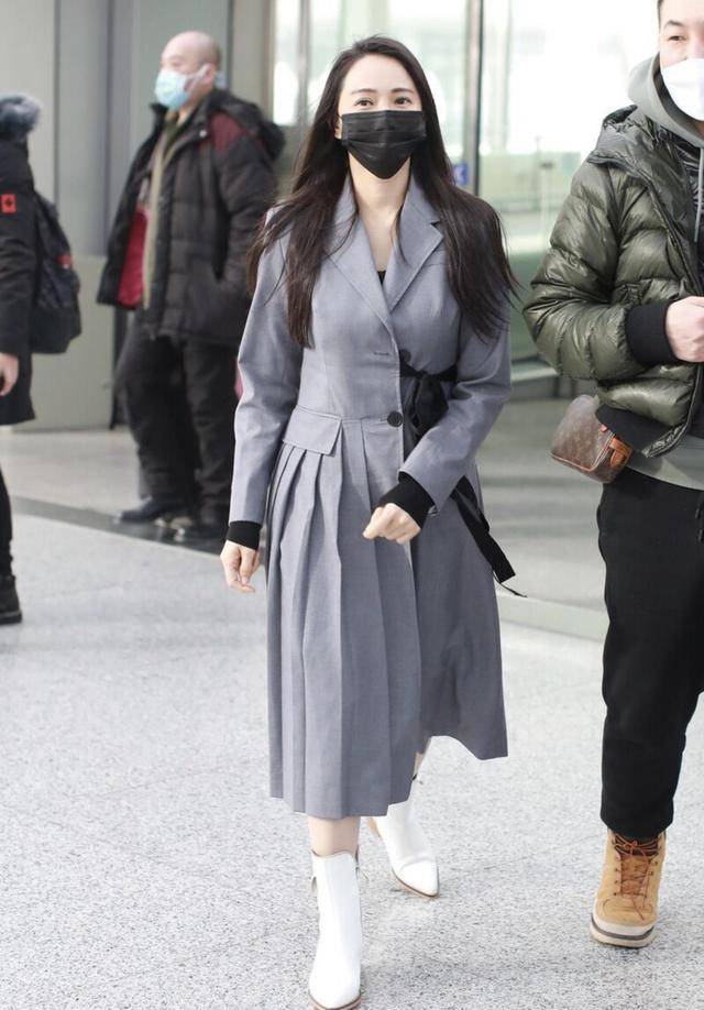 羊羔|伊能静挑衣服的眼光真“毒”，灰色大衣成熟优雅，温柔又有气场