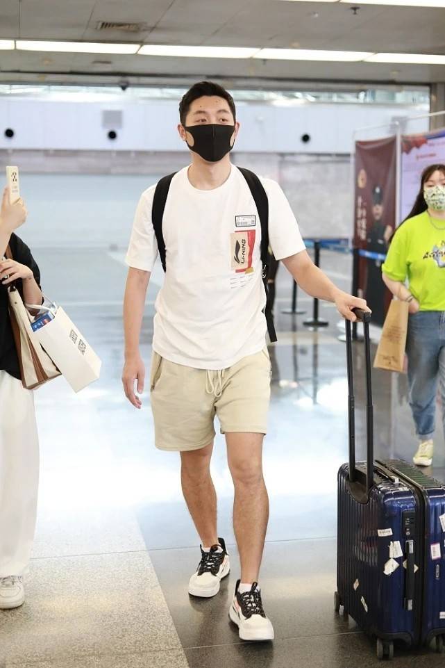 许昕机场秀变身潮男运动短裤白t简洁大气造型真显气质