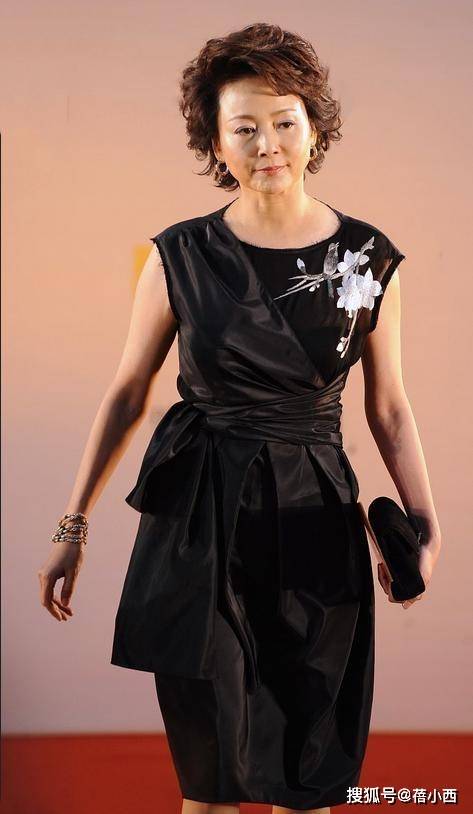设计|张瑜真的63了吗?穿一身波点西装套裙配短发,看着高级还不显老