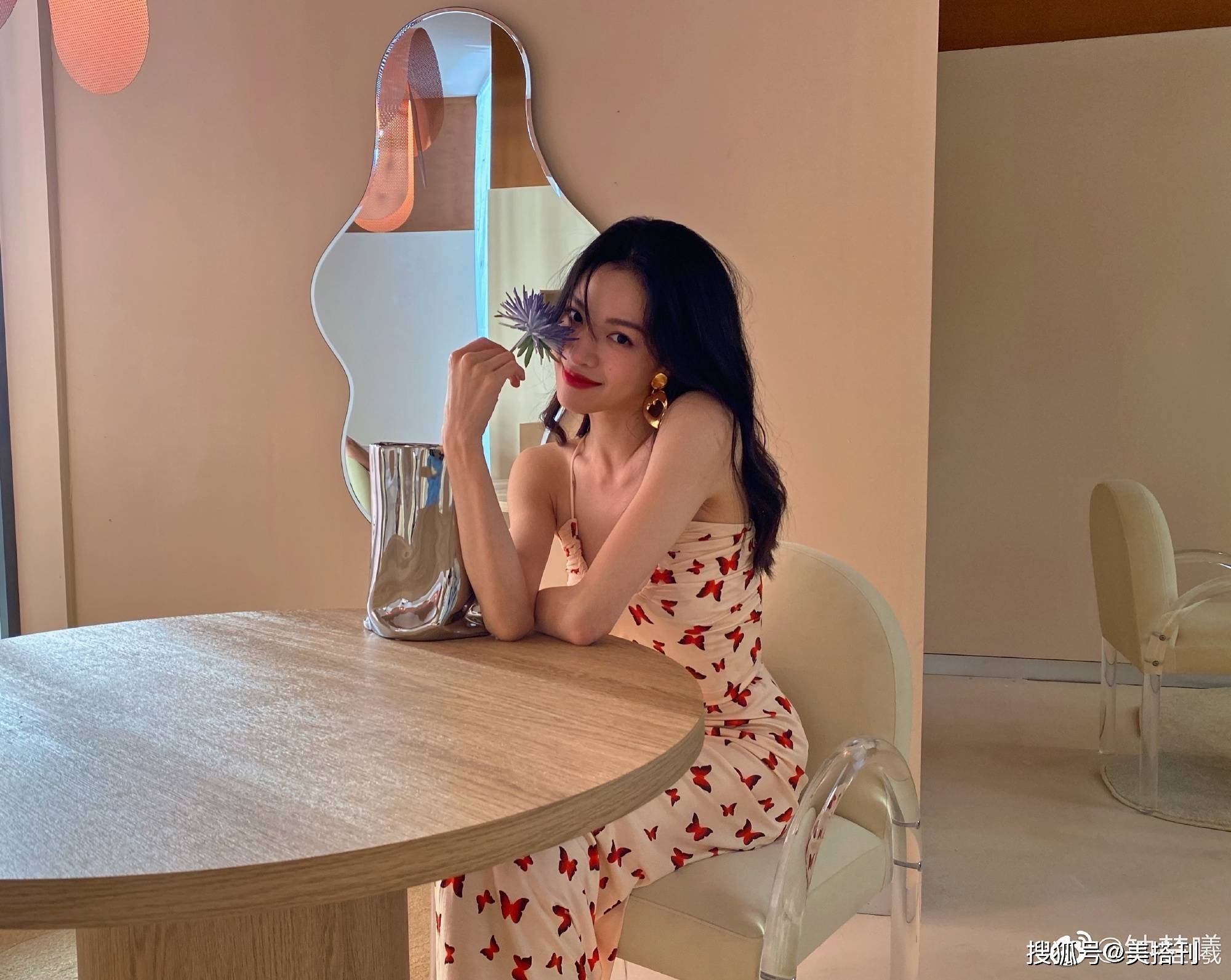 蝴蝶|钟楚曦晒自拍，穿粉红蝴蝶裙美腿绝绝子，网友：难怪这么喜欢秀