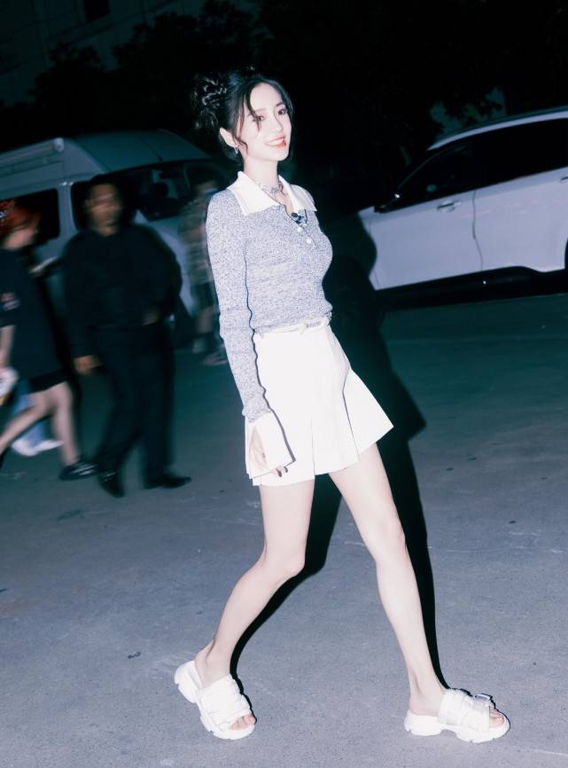 杨颖|杨颖也太瘦了，穿露脐装配高腰裤大秀漫画腰，活力满满！