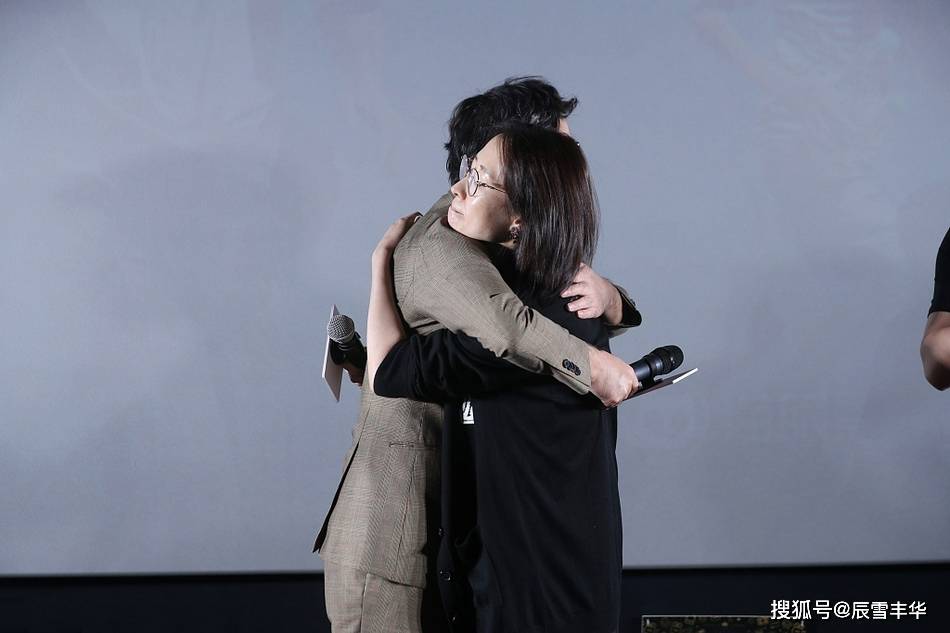 全黑|刘敏涛真的挺会打扮,穿针织衫配连衣裙,“全黑”造型一点都不俗