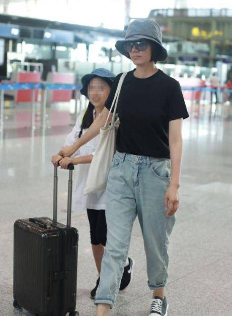 身材|袁泉私服真低调，T恤搭配牛仔裤休闲随性，女儿也遗传她的大长腿
