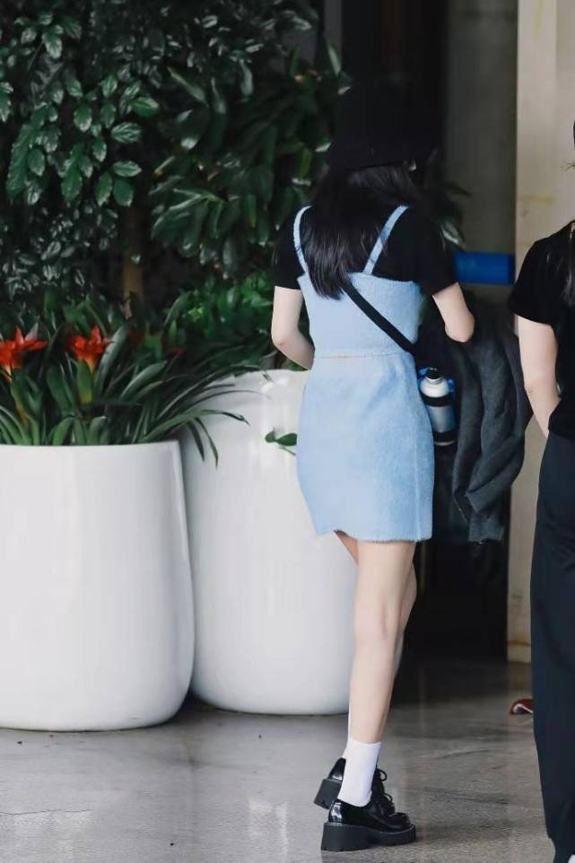 身材|单身后的赵丽颖还是保守，穿吊带裙里面还要配上T恤，果然是孩子妈