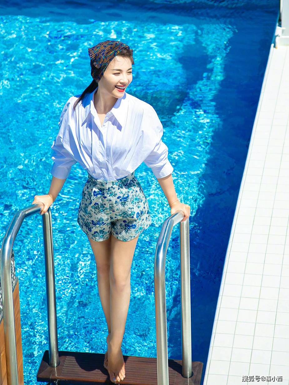 气息|刘涛把“白衬衫+花短裤”穿火了，配上头巾气质惹眼，美出新高度