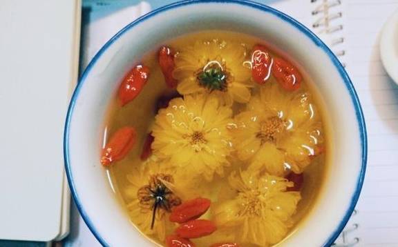 冰菊|误认为皮肤过敏，结果查出“肝硬化”，皮肤3处异常或是肝脏病变