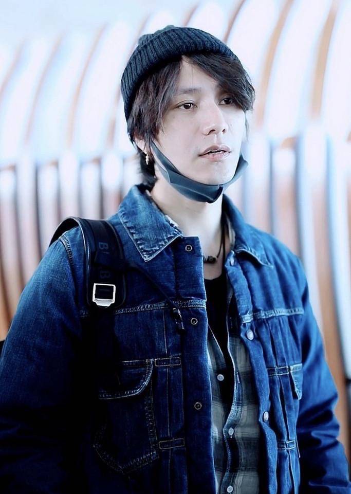 氛围|45岁陈坤还有少年感，与辛芷蕾同穿西装参加活动，看不出大了10岁