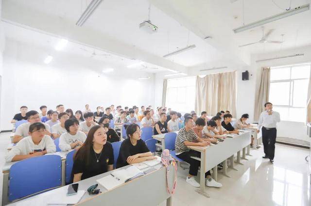 夏末秋|新学期 新面貌｜西安工商学院的同学们迎来开学第一课！