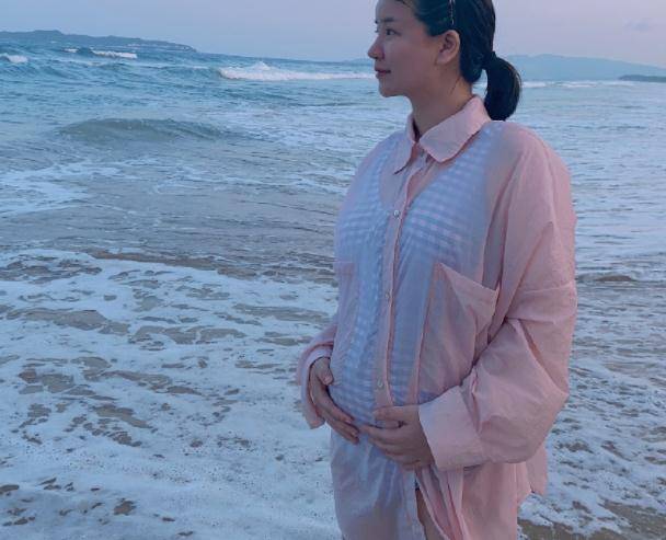 夫妻俩|央视主持红果果即将临盆！肚大如箩靠双手托，绿泡泡跪地脸贴孕肚