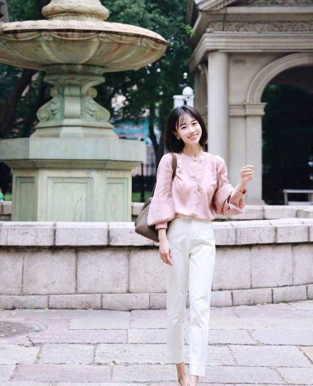 显得|普通女孩如何穿搭？白色衬衫搭配牛仔裤，也可以很精致又洋气