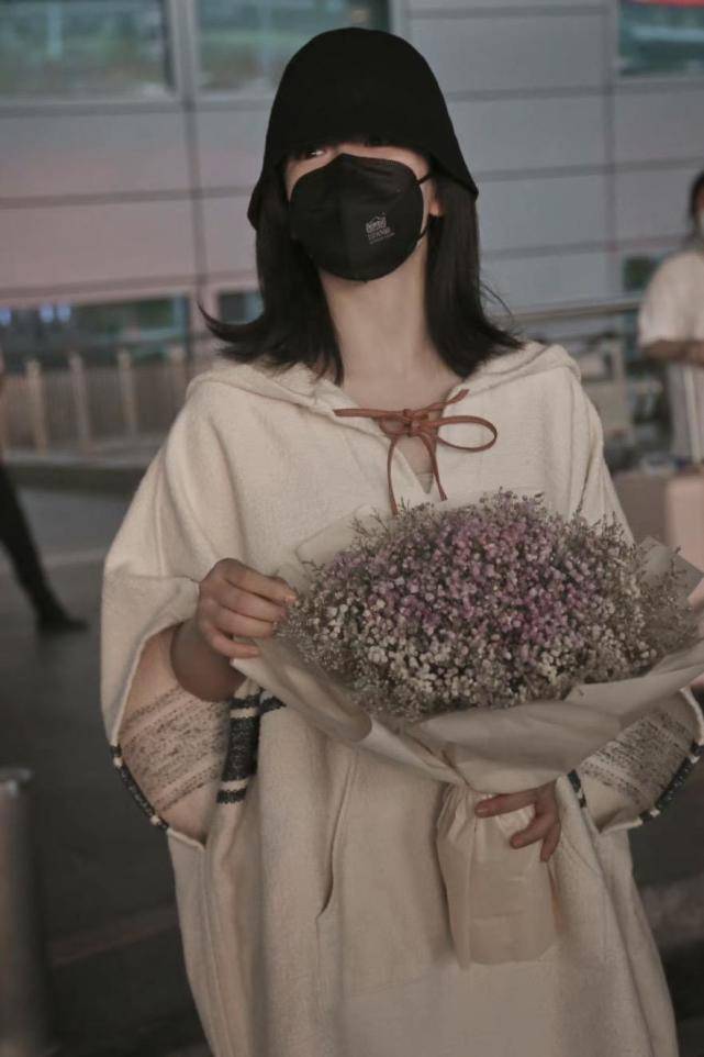 黑色|谢娜二胎产后首次现身机场，私服衣着舒适宽松，气色恢复不错