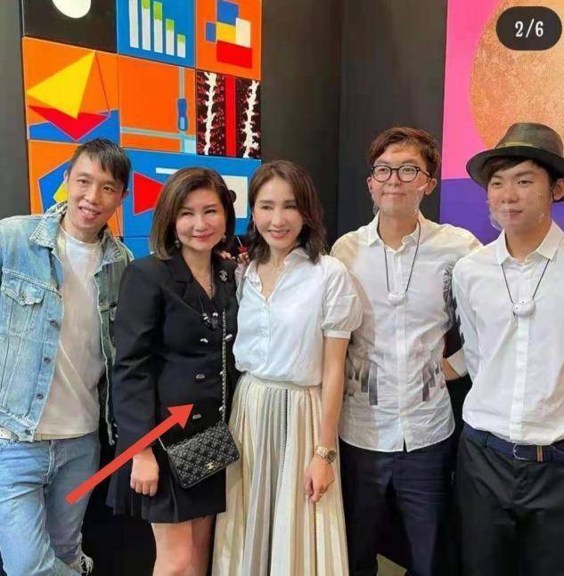 两代|两代女神同框!61岁钟楚红穿大牌尽显阔太范,黎姿罕见显小家子气