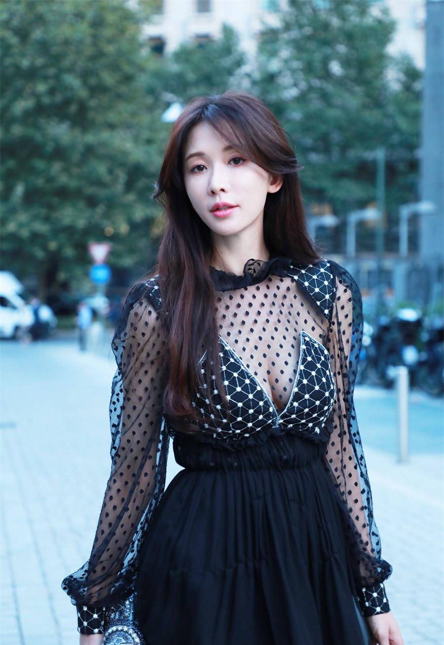 林志玲|林志玲结婚后愈发奔放！穿半透波点裙现身街头，46岁身材依旧惹眼