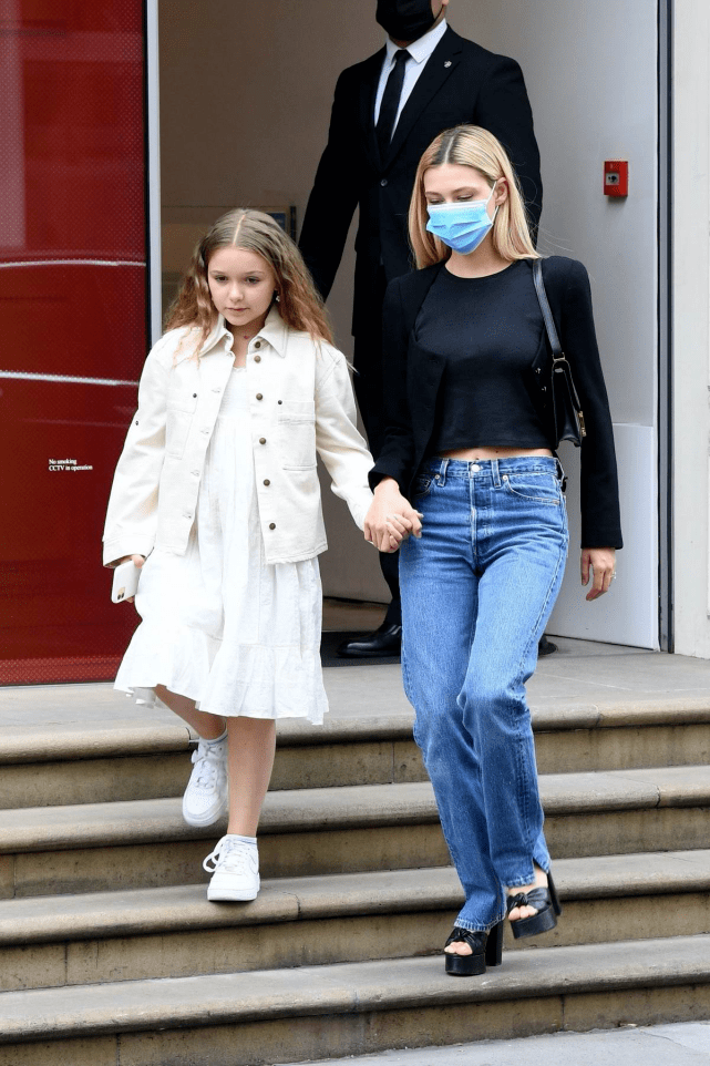 锁骨|贝嫂素颜美得不真实！穿挂脖比基尼太性感，10岁小七脸比妈大一圈