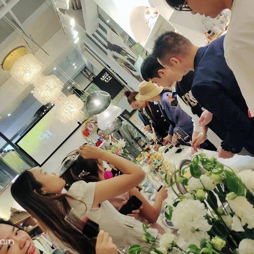 股东|尊享时装盛宴,共赴时尚秘境——打造专属你的气场