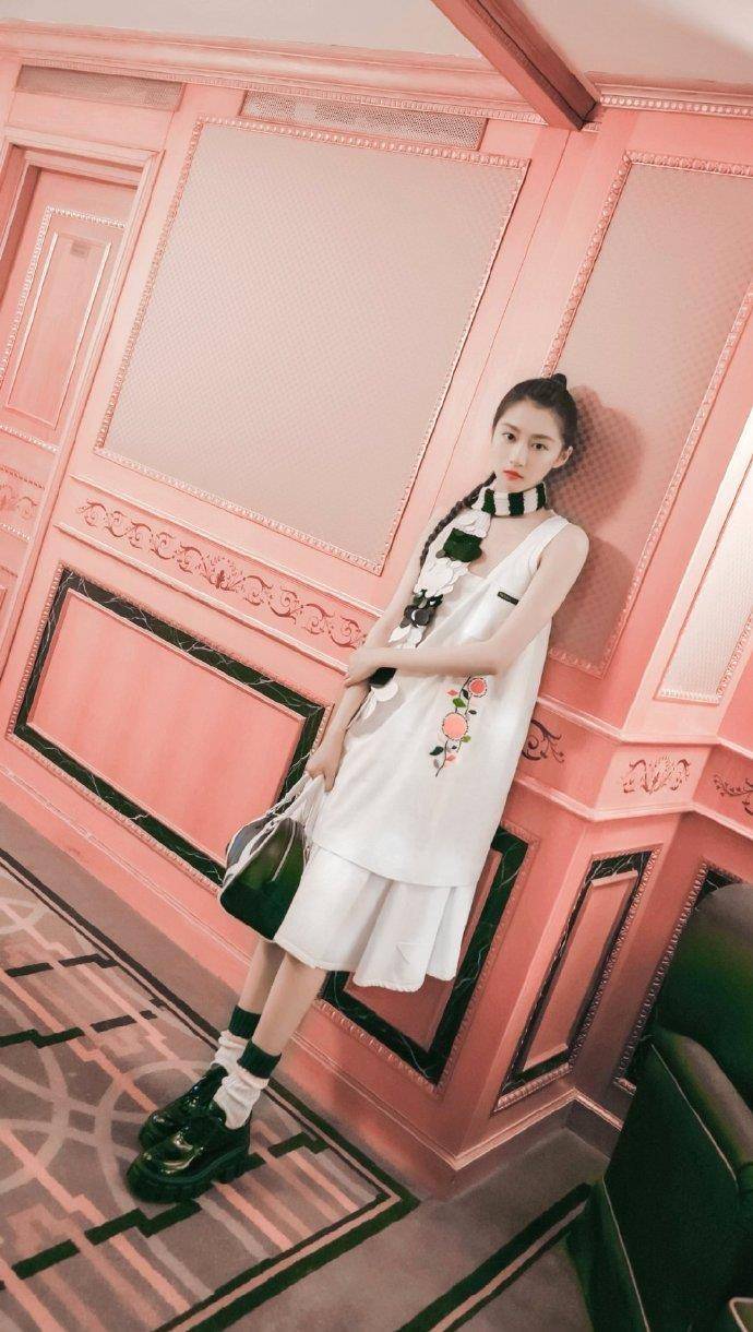 黑色|米兰时装周关晓彤出尽风头，黑色蕾丝裙性感，配军绿色西服有质感