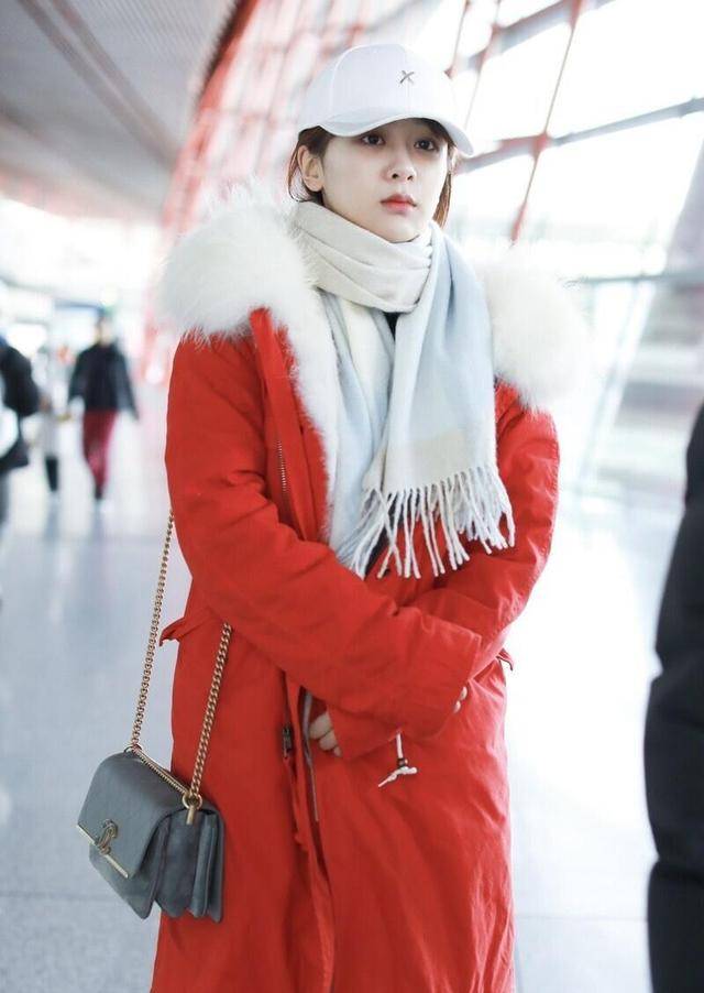进行|杨紫真的太会穿了!身穿红色长款羽绒服保暖舒适,显白洋气好时髦