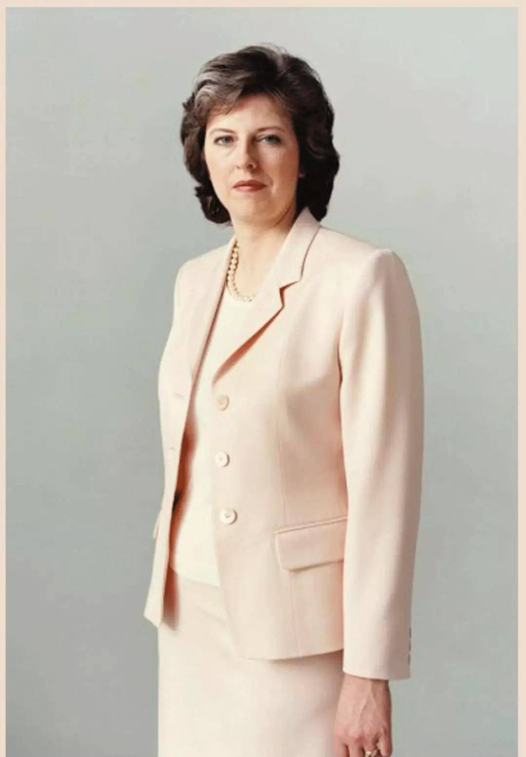 Bennett|穿着豹纹当首相，就算60岁也要画最美的妆，穿最美的衣服