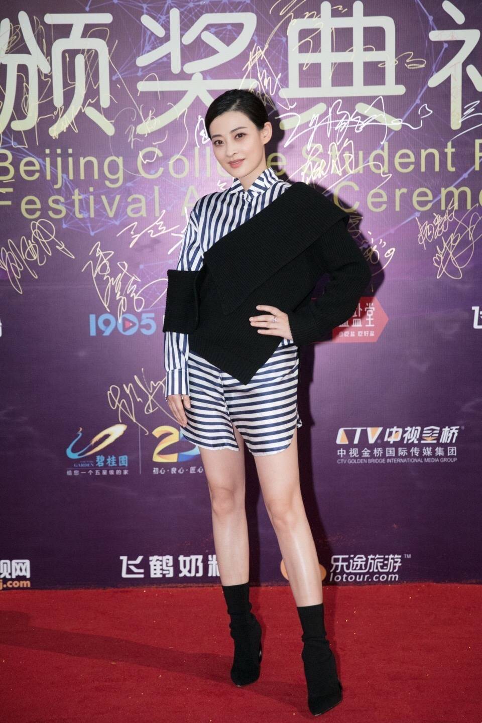 色调|梅婷真是气质型女神，衬衫裙搭条针织披肩现身，也能美得高雅大气