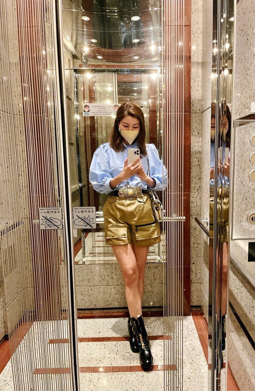 银灰色|李嘉欣携老公亮相，V领吊带裙尽显首美韵味，许晋亨依然儒雅帅气