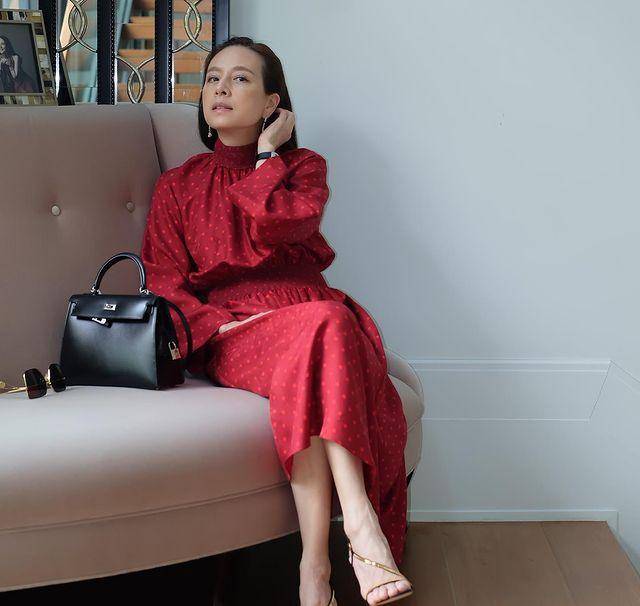 原创泰国华裔伍伦盼素颜显老态,穿波点红裙扮嫩,背爱马仕包包像贵妇