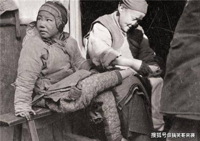时代|比裹脚还可怕地“传统”，一个压坏器官，一个小孩见了都被吓哭