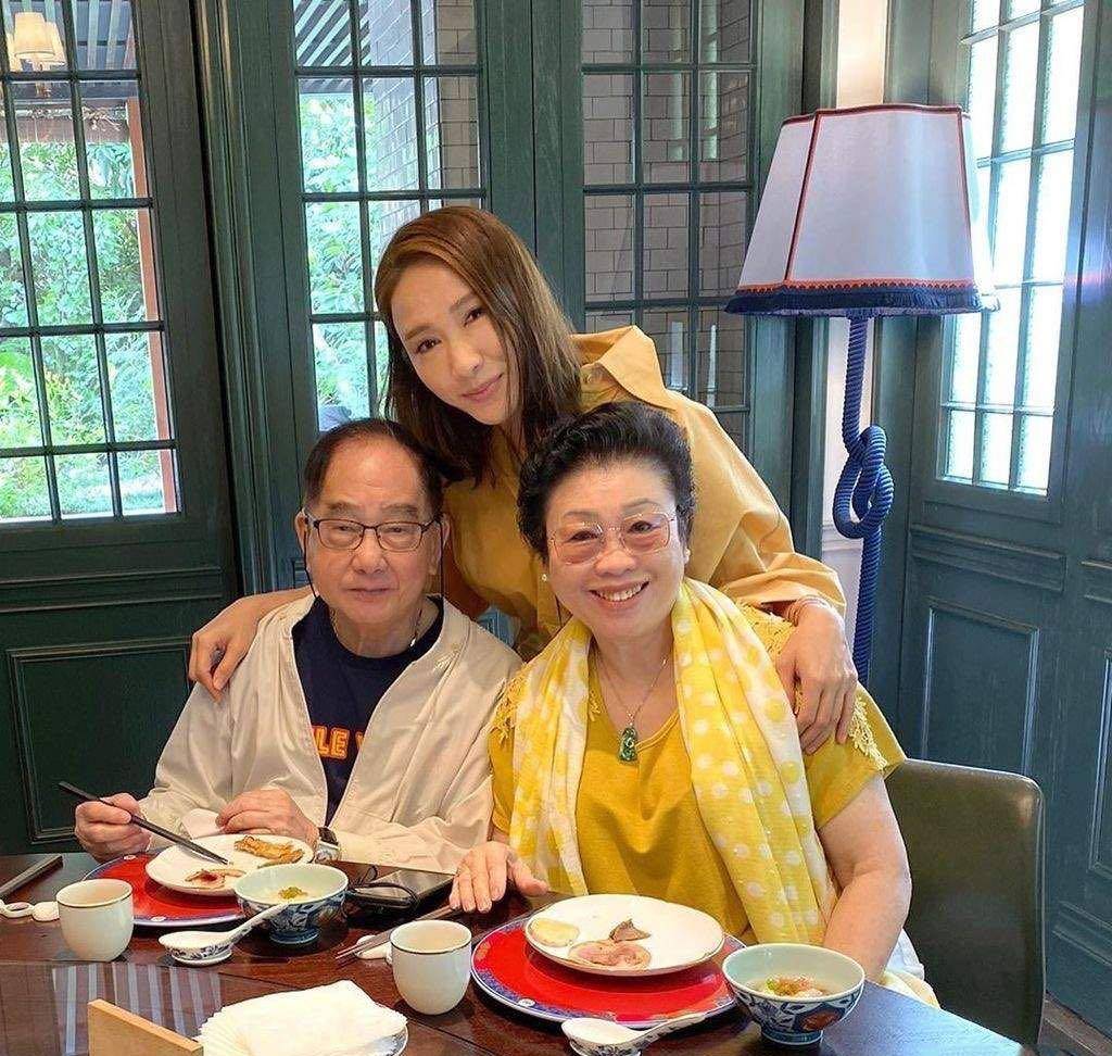 黑色|黎姿钟楚红聚会！61岁钟楚红身材肥胖老得认不出，俩人同框似母女