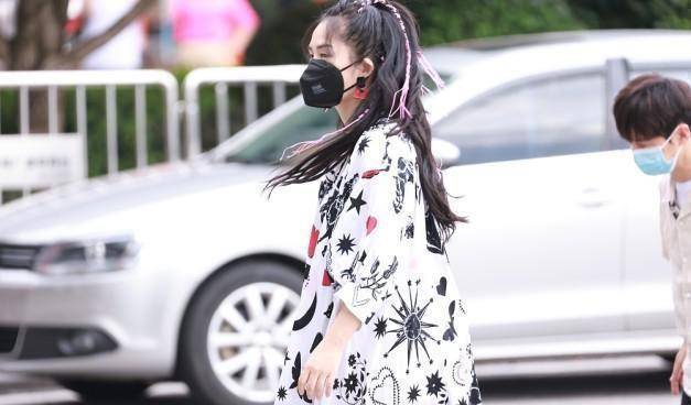 女生|谢娜二胎后复出状态不错，穿宽松泡泡袖挡肉有心机，麻花辫是亮点