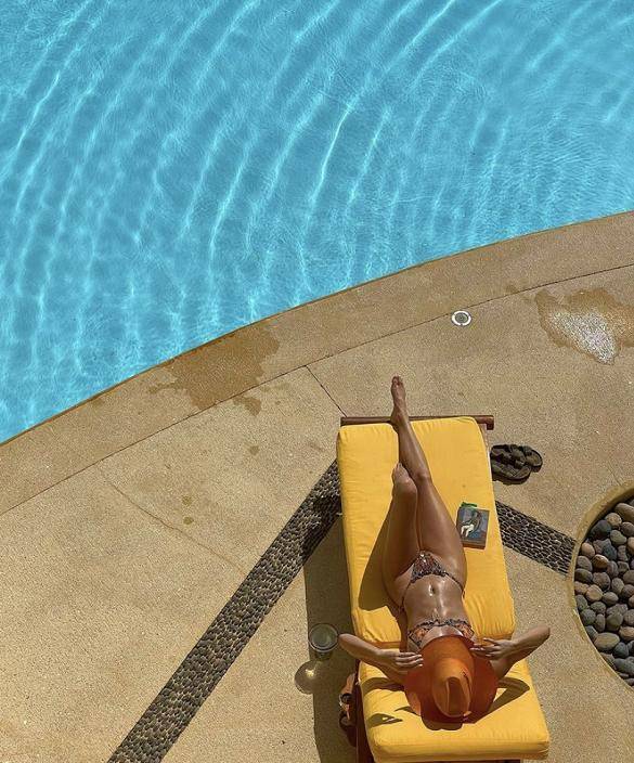 金小妹|超模肯豆加油站秀腹肌筷子腿,腰系男友德文·布克队服,走路漂移