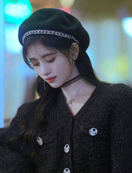 发型|鞠婧祎最新美照释出，黑色贝雷帽配小香风上衣，清甜漂亮！