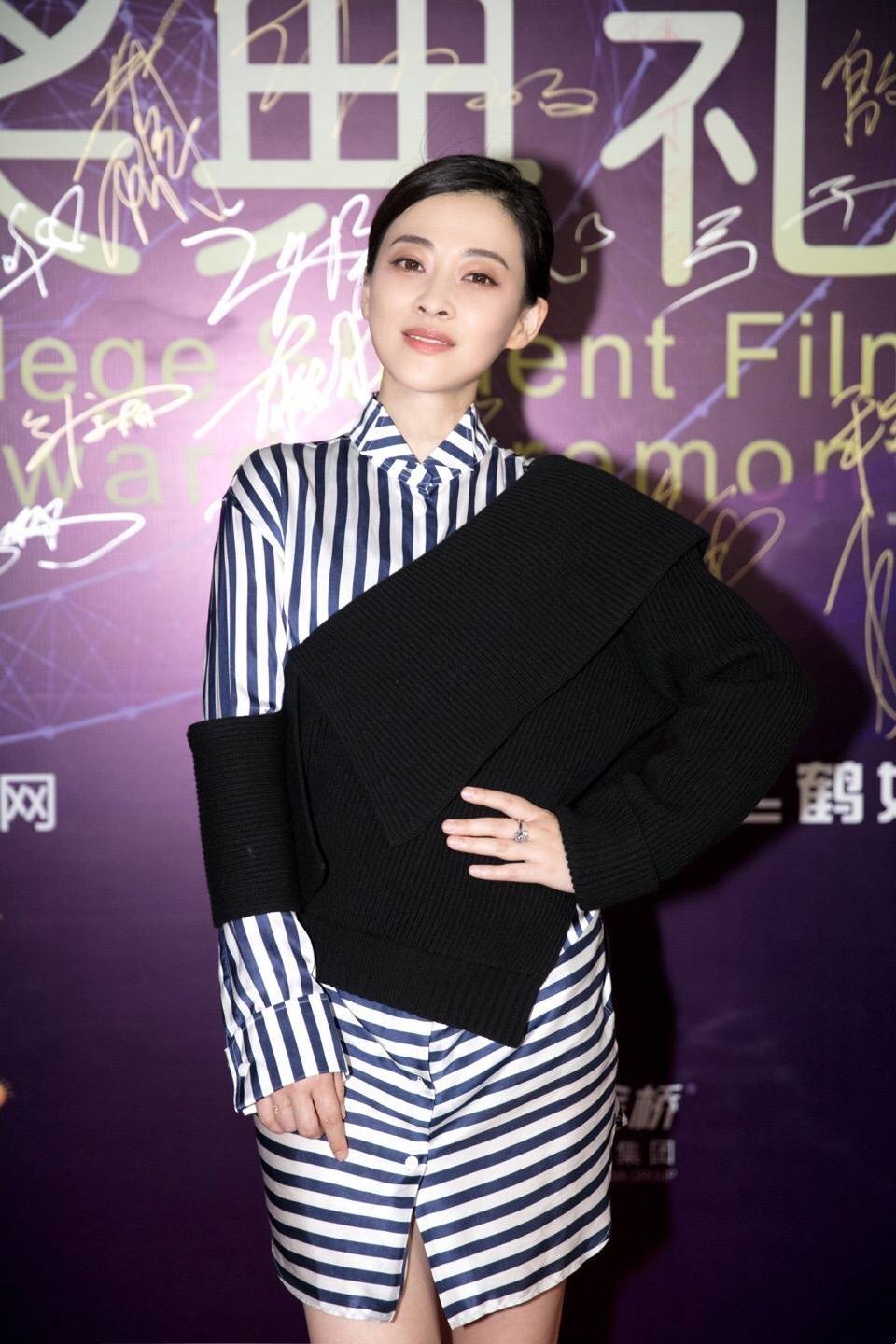 色调|梅婷真是气质型女神，衬衫裙搭条针织披肩现身，也能美得高雅大气