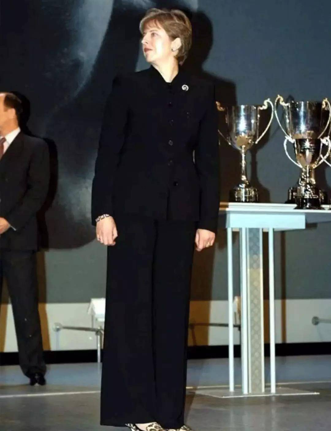 Bennett|穿着豹纹当首相，就算60岁也要画最美的妆，穿最美的衣服