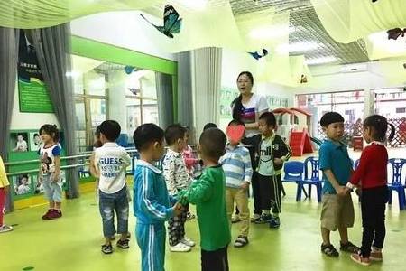 家长|“慢半拍”宝宝上幼儿园，第一天不哭第二天哭，如何适应幼儿园？