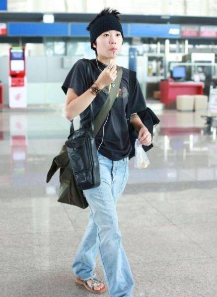 色彩|窦靖童像极了妈妈王菲，穿简单T恤配牛仔裤，洒脱又个性十足