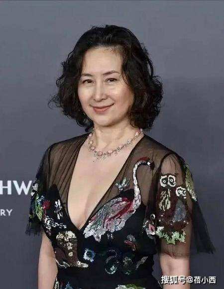 黑色|何超琼的“女掌门气质”太高级，穿一袭小黑裙，也能惊艳又气派