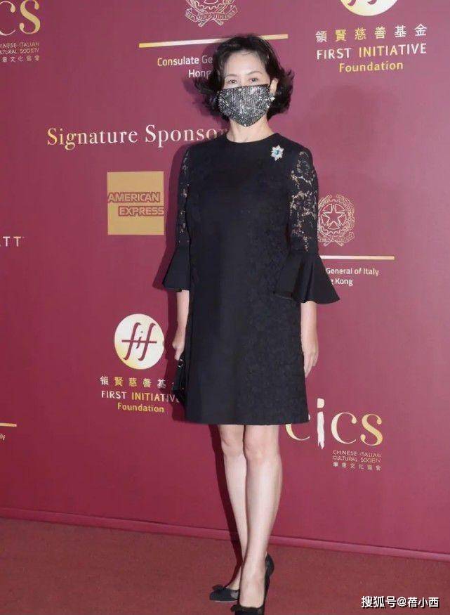黑色|何超琼的“女掌门气质”太高级，穿一袭小黑裙，也能惊艳又气派