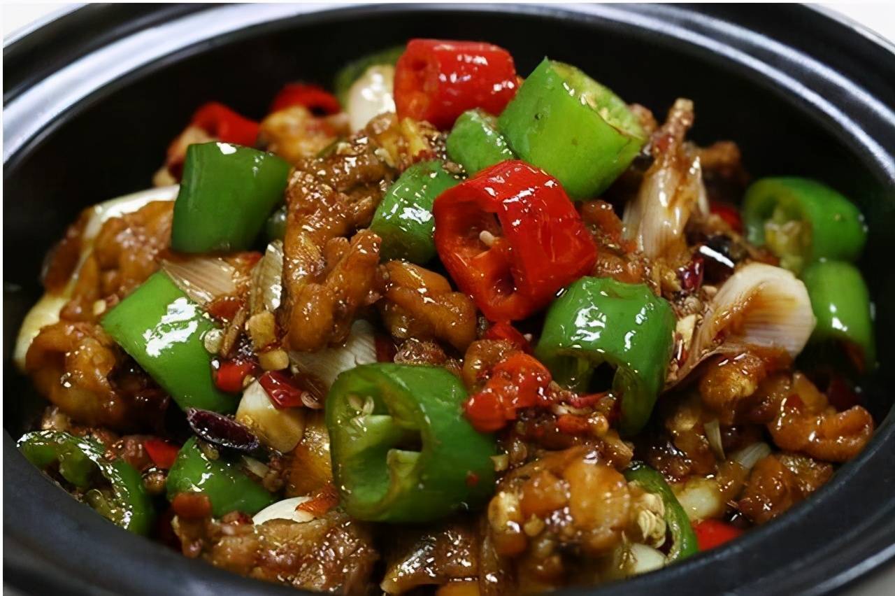 食材准备:田鸡750克;京葱150克;蒜子50克;姜50克;蚝油10克;生抽;辣椒