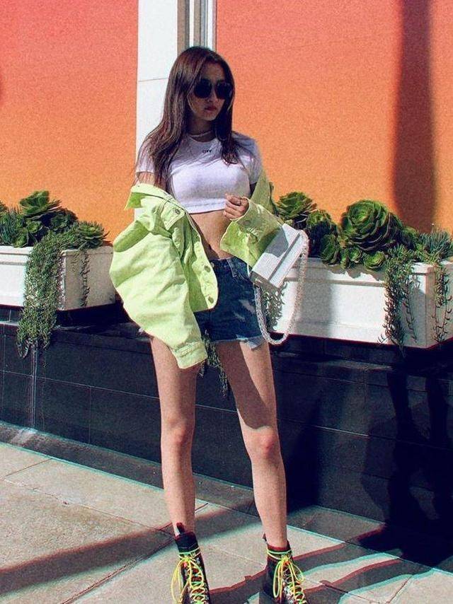 身材|关晓彤这身材太挑衣服,个子高胯宽肩也宽,穿小一码的T恤真自信