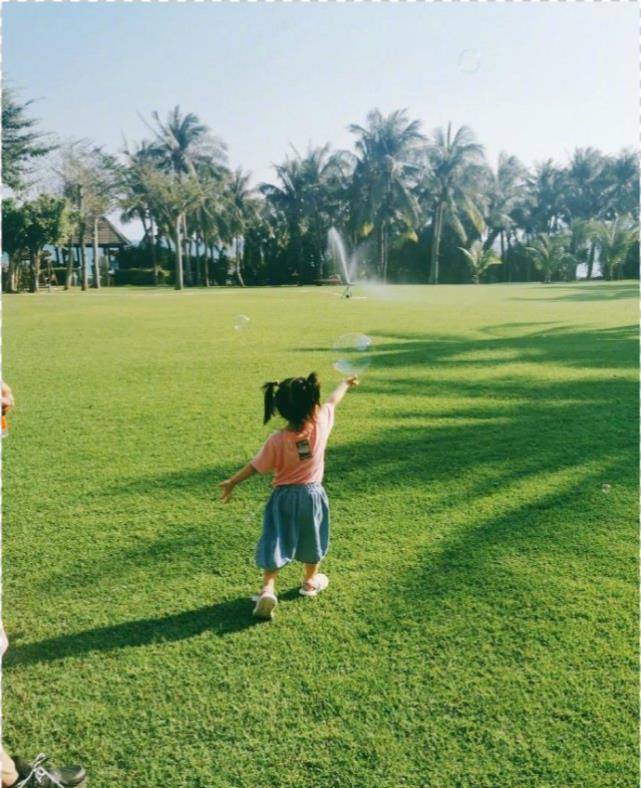 马尾|杜若溪携女儿春游,3岁肉肉多风格装扮漂亮养眼,近9斤婴儿长大了