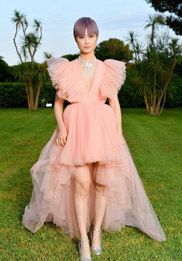 时装|李宇春的身高真不是盖的，穿上高跟鞋比老外还高出半头，挺有气场