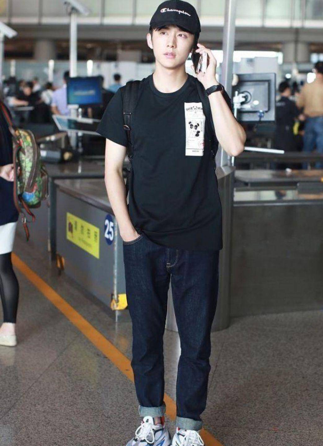 张新成别看他演 女人 挺像 但日常穿搭很硬派 还有一种少年感 男性